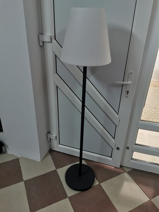 Lampadar cu lumina reglabila