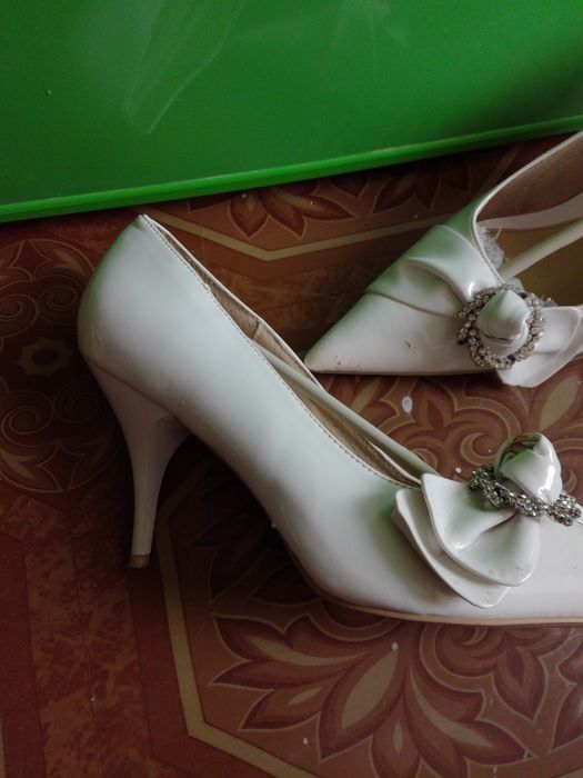 Туфли белые лаковые или обмен