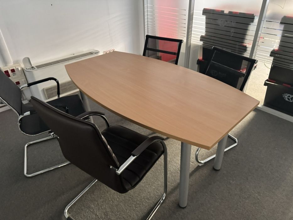 Заседателна маса 160×90×75 см – стабилна, офис клас