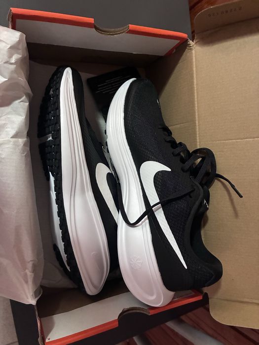 ЧИСТО НОВИ nike revolution 8 42