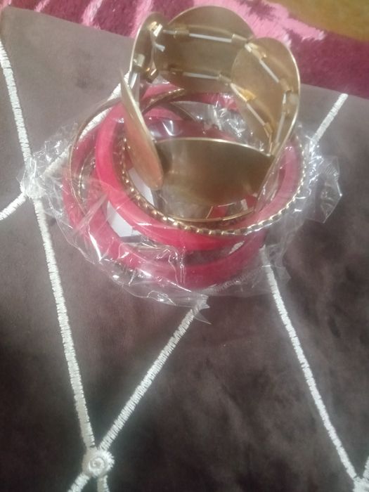 Продаю браслеты новые