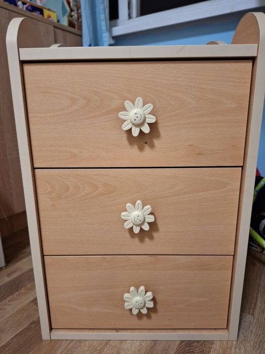 Детско шкафче с чекмеджета и долап