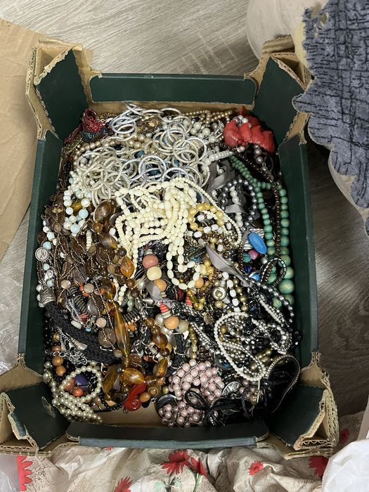 Bijuterii inoxidabile,în cutiile mici sunt până la 20 de accesorii