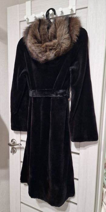 Продам шубу (бобёр с капюшоном соболя)