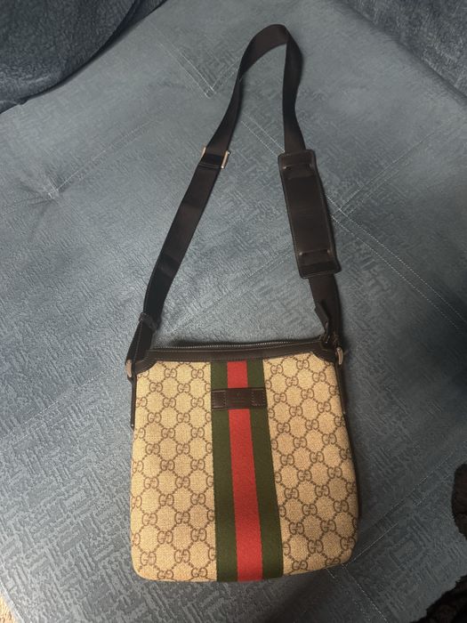 Gucci supreme messenger bag