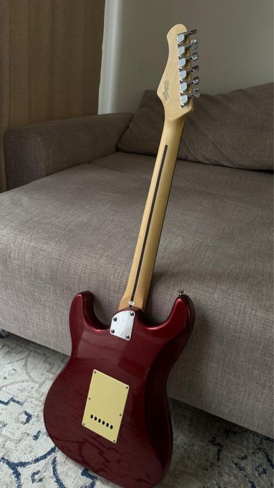 Продаем электронную гитару с комбоусилителем