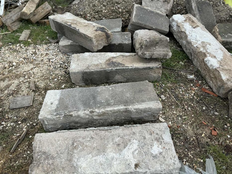 Каменни стъпала.