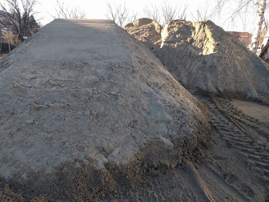 Транспортирам и Продавам Пясък (речен и кариерски), и Чакъл.Извозване