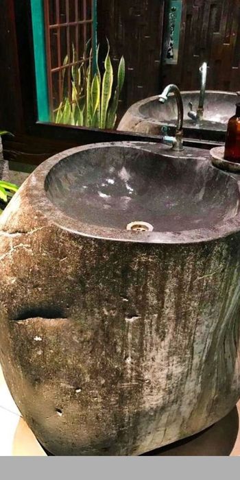 Пьедестальная раковина из цельного камня.