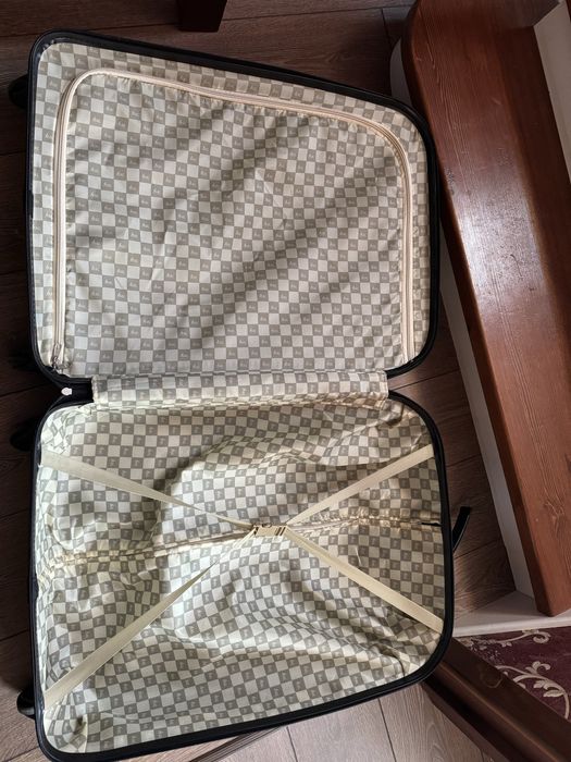 Чемодан черный на колесиках