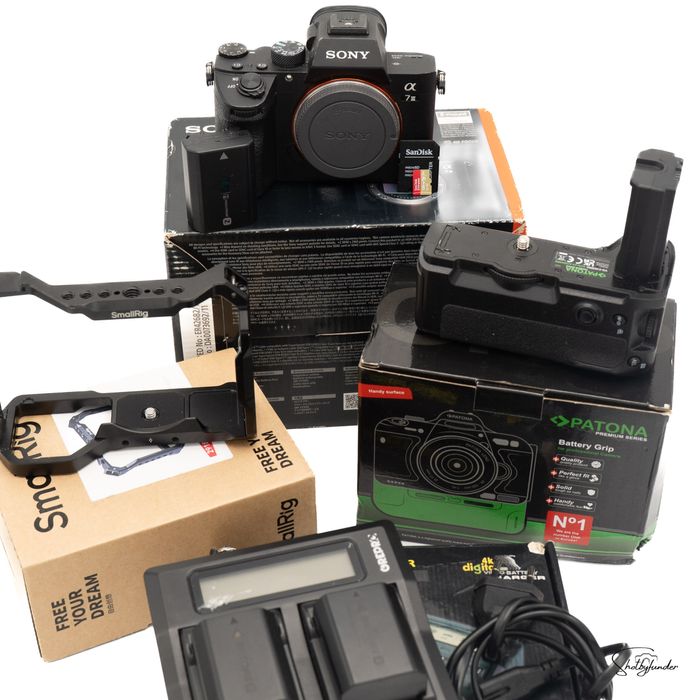 Sony A7 III + cage + grip + accesorii