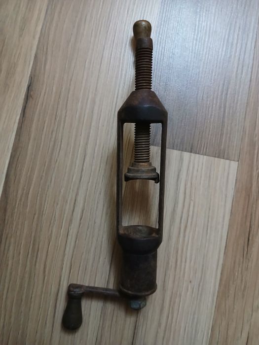 Presa manuala veche.