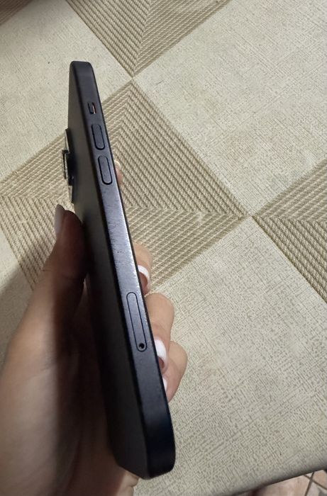 Vând iPhone 15, negru