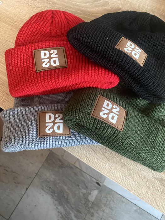 Модерни шапки с лого за сезона