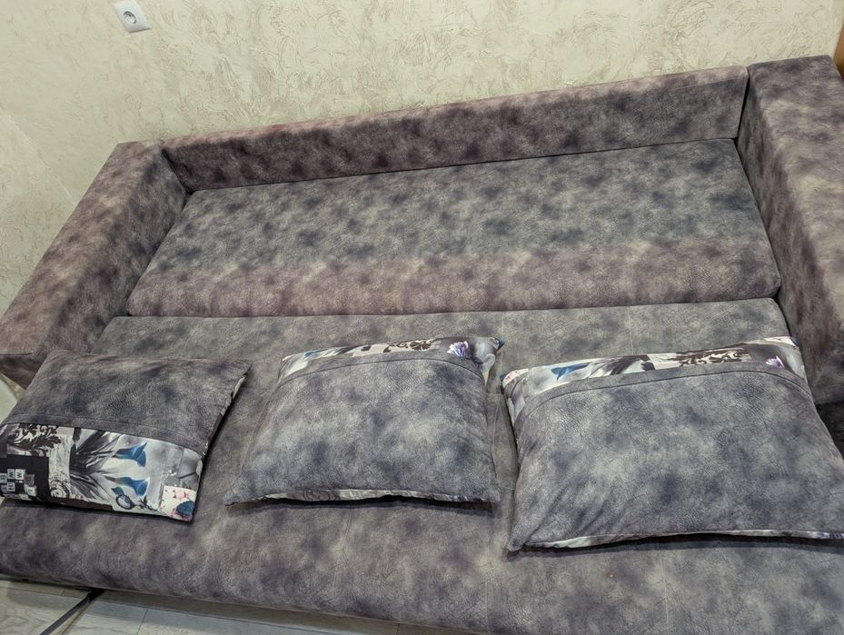 Раскладной диван с подушками