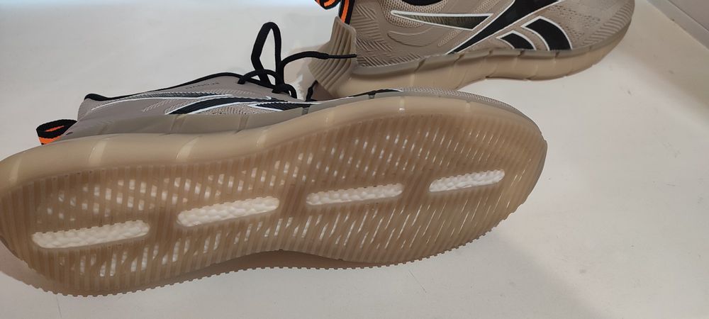 Продам кроссовки фирмы REEBOK