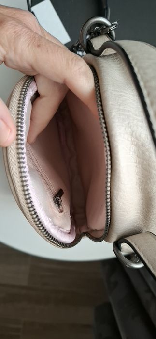 Vand poșeta model deosebit