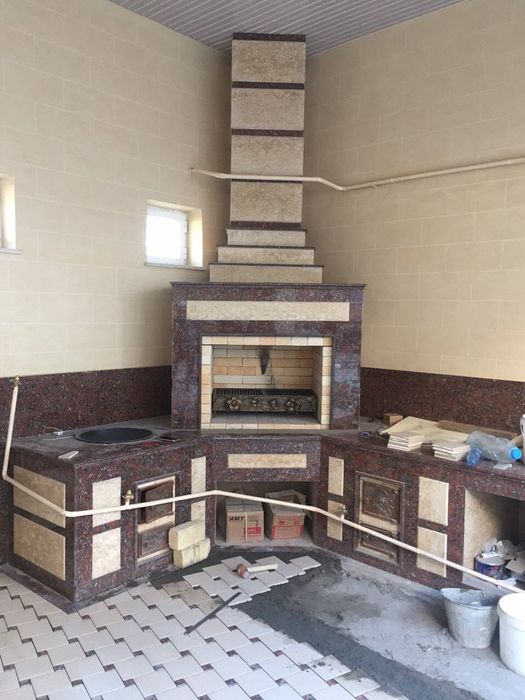 Летняя кухня барбекю очаг камин пицца печь.