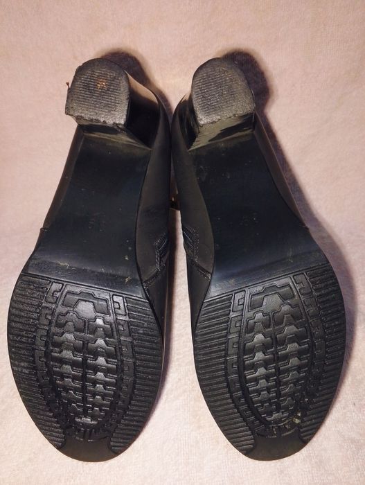 Аёллар этиги сотилади.