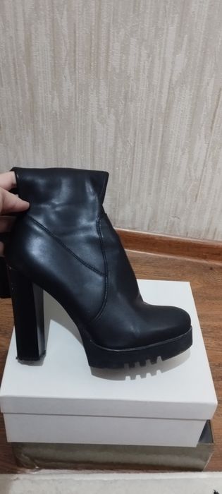 Etik tuflila sotiladi holadi zor 1marta kiyilgan