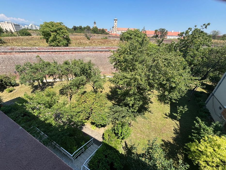 Dau in chirie apartament 3 camere zona centrala , premium