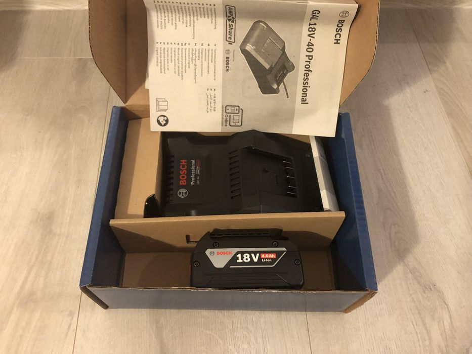 Set Bosch acumulator si incarcator, Li-Ion, 18 V, 4 Ah