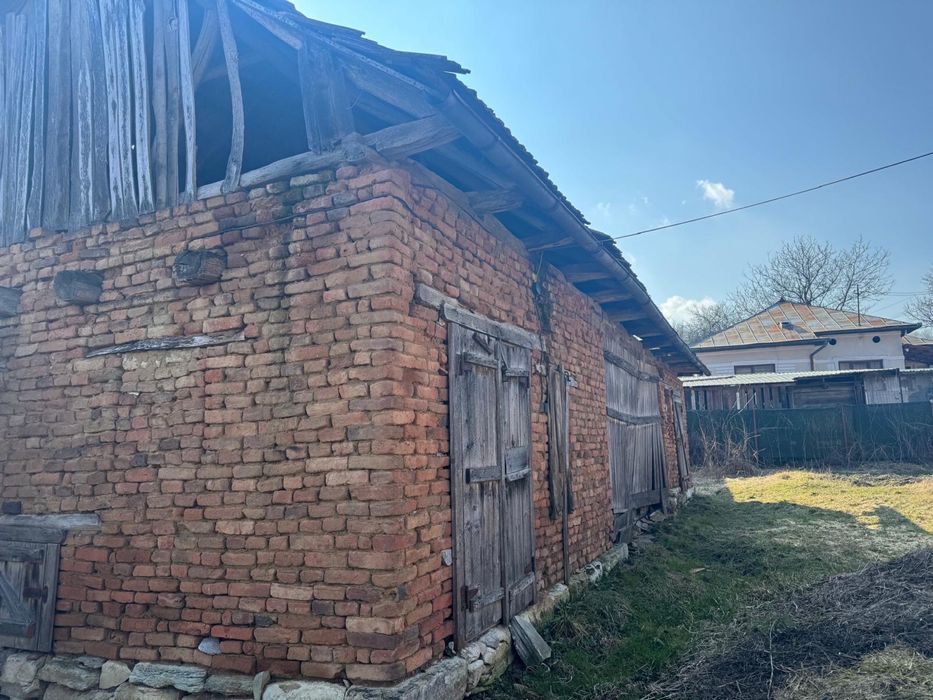 Vand casa la tara sat Elciu
