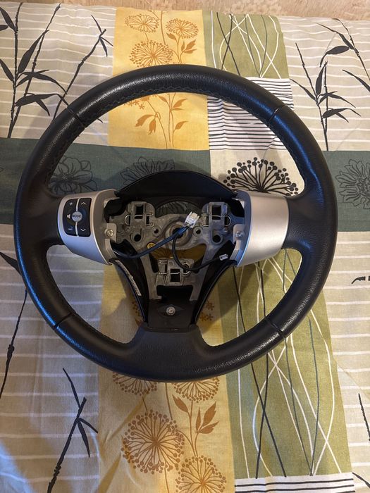 Toyota Yaris кожен волан Тойота Иарис