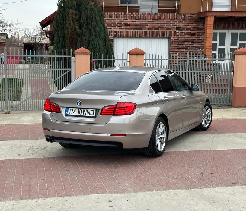 Bmw f10 520i 2.0 benzina an 2012 automat unic proprietar fiscal pe loc 

Dublu Climatronic functional 
Padele volan
Sistem start stop
Faruri bi-xenon