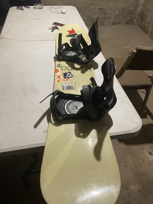 сноуборт с ботуши за него