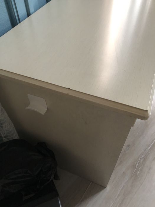 Продавам Бюро / детско , цвят слонова кост