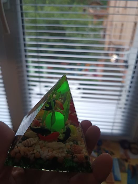 Vând piramidă din rășină epoxidică cu decor pești