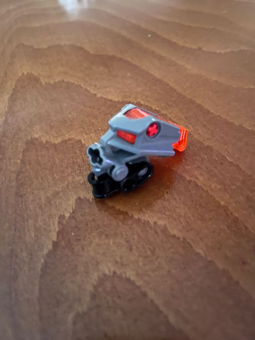 Bionicle глави и Robin фигурка