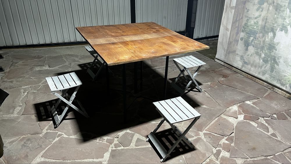 Складные стол и стулья