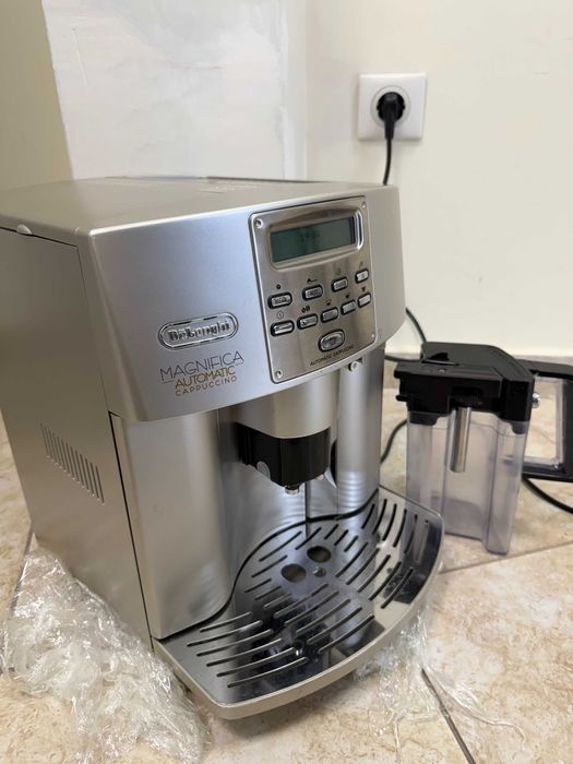 Кафемашина DeLonghi Magnifica Automatic Cappuccino – Отлично състояние