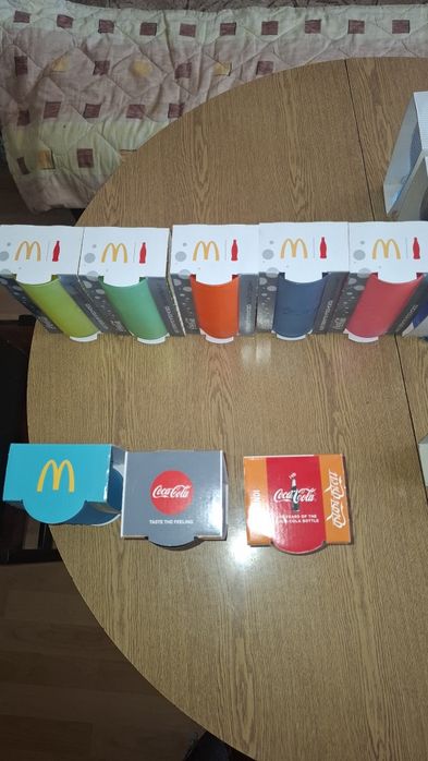 Играчки на Киндер (kinder), coca cola и m&m.