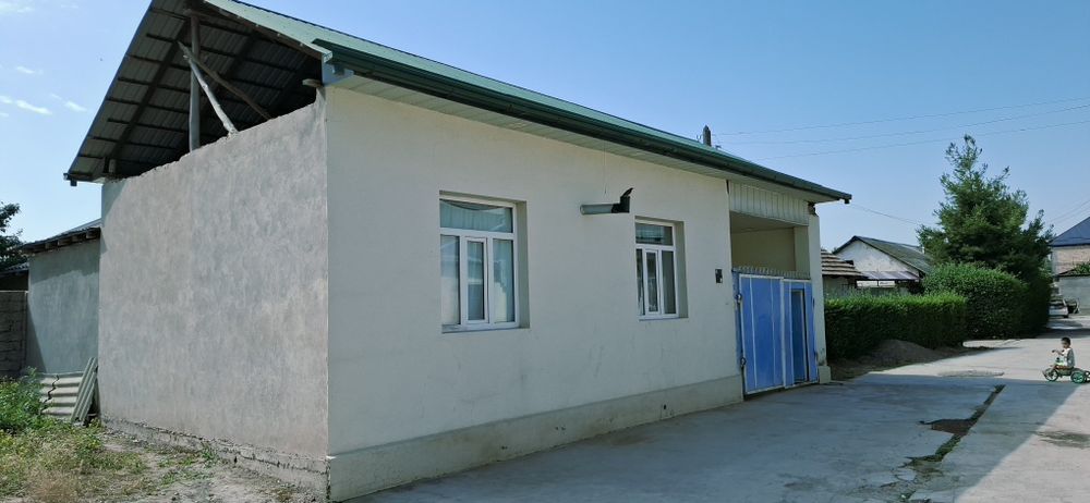 Yangiyol shahar serkov kochada  uy sotiladi