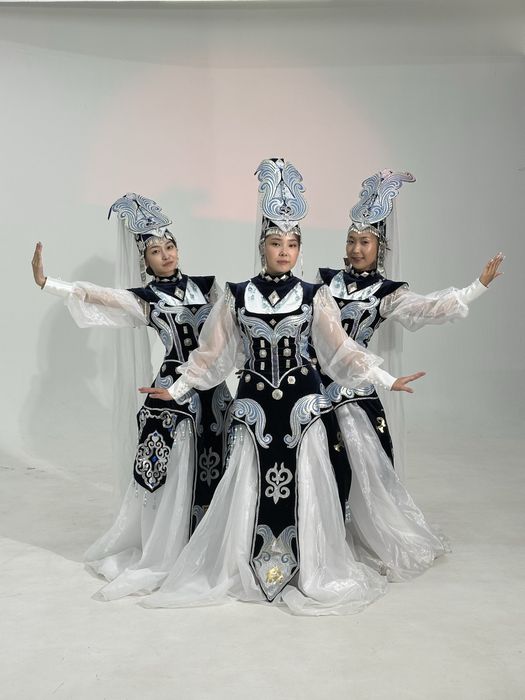 Прокат казахских платьев для 6 девушек.