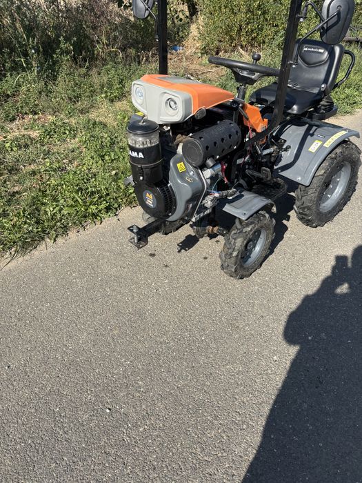Tractoraș 12 CP – În garanție, 37 ore funcționare + Sistem cuplare accesorii R1200 (Ca nou)