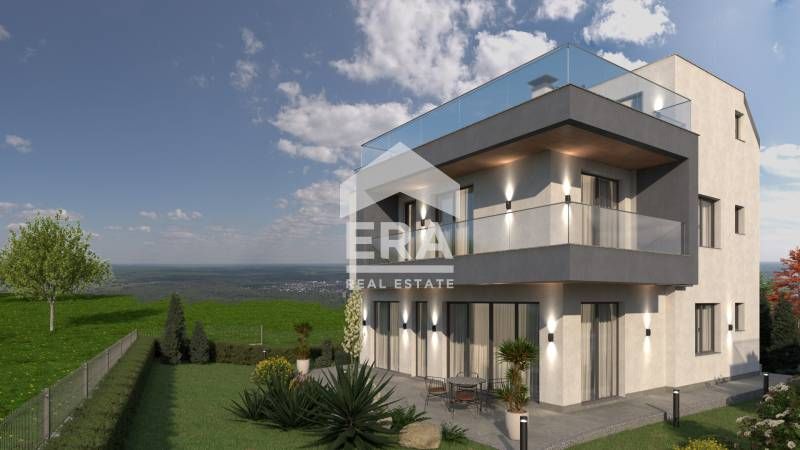 Триетажна новострояща се къща за продажба, с двор и морска панорама, в