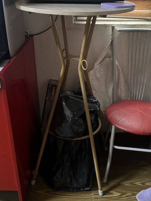 Стулья и столы.