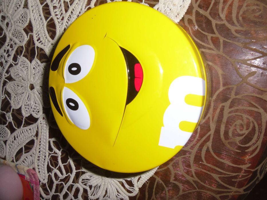 set nou 3 cesti M&M si 1 cutie tabla