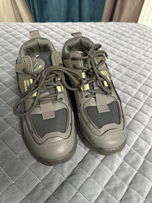 Кроссовки  новые не одевали