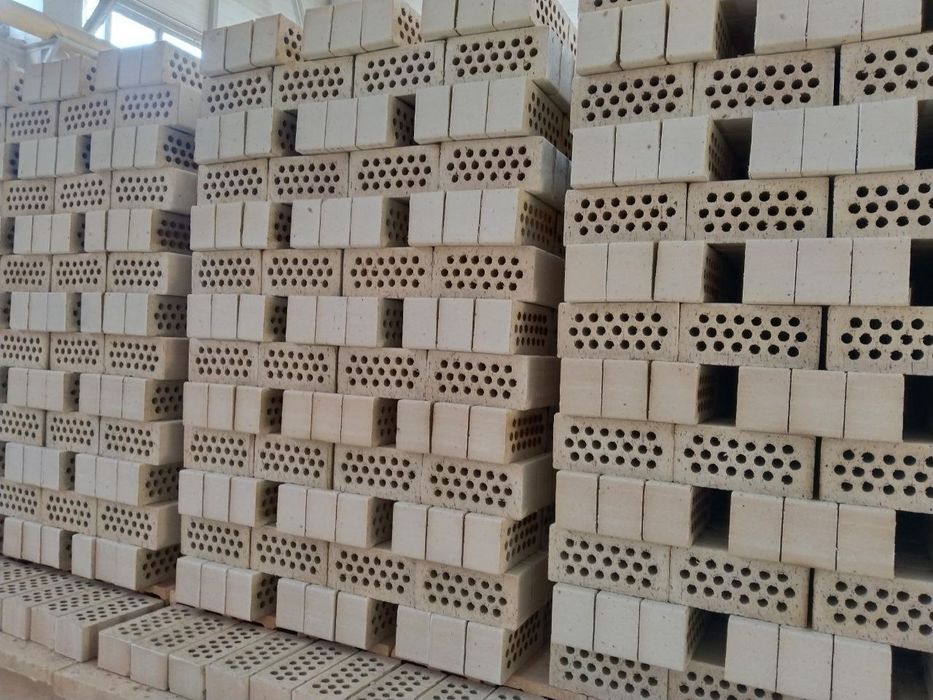 Гишт кирпич прямой с завода производителя. Цена с доставкой  в полетах