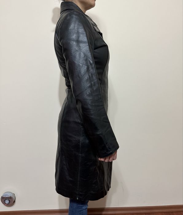 Дълго  дамско кожено манто.