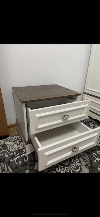 Прикроватная тумбочка