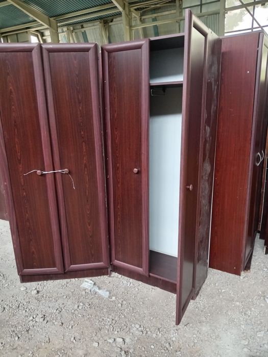 Shkaf va krovatlar sotiladi.