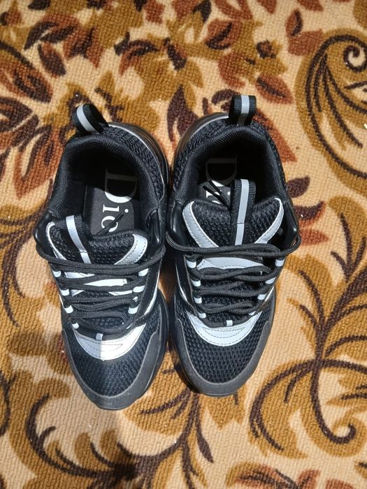Продам кроссовки Dior B22
