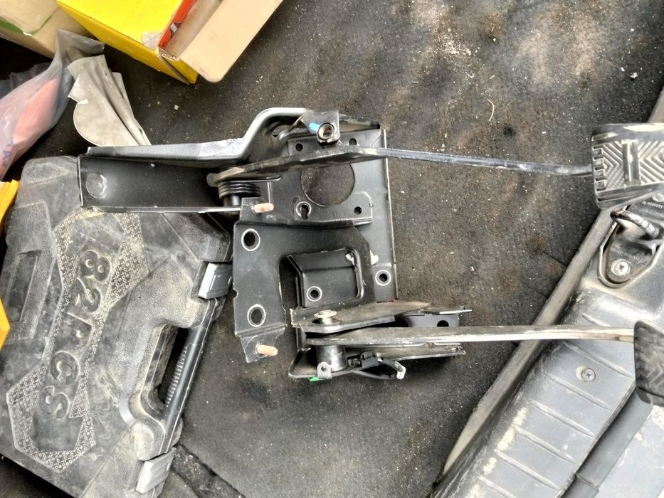 Кранштейн педалей сцепления и тормоза