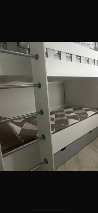 Продается двухъярусная кровать с матрасами